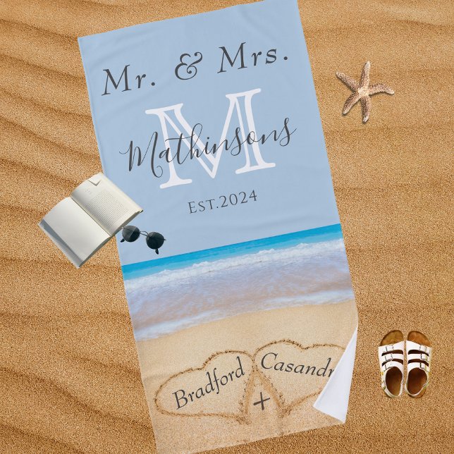 Frau Beach Wedding Hearts Sand Family Monogram Strandtuch (Von Creator hochgeladen)