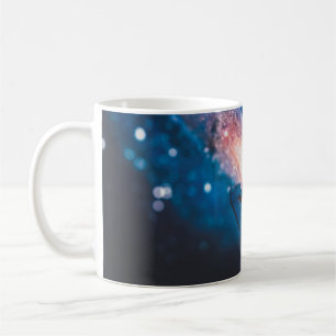 FRAU BEDeckt IHR GESICHT MIT DER RECHTEN HAND BEI Kaffeetasse