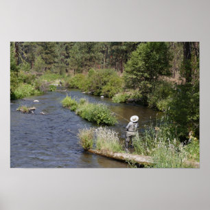 Frau beim Fliegenfischen am Metolius River, Oregon Poster