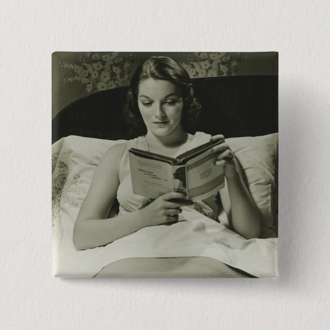 Frau beim Lesen eines Buches Button (Vorderseite)
