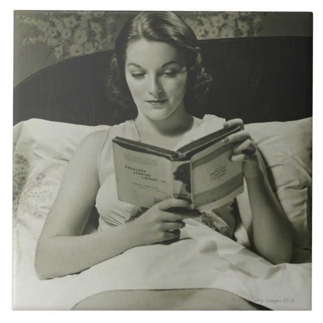 Frau beim Lesen eines Buches Fliese (Vorderseite)