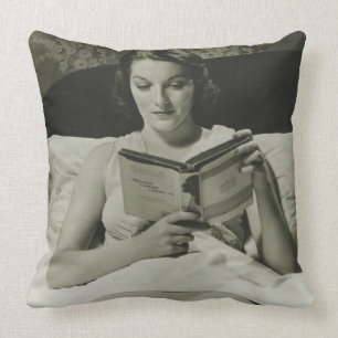 Frau beim Lesen eines Buches Kissen