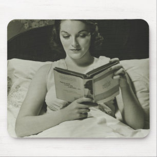 Frau beim Lesen eines Buches Mousepad