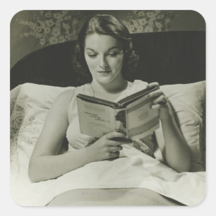 Frau beim Lesen eines Buches Quadratischer Aufkleber