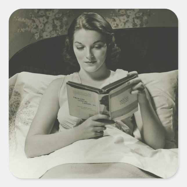 Frau beim Lesen eines Buches Quadratischer Aufkleber (Vorderseite)