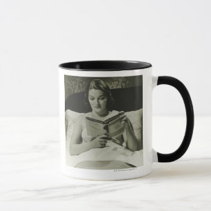 Frau beim Lesen eines Buches Tasse