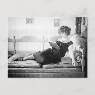Frau beim Lesen eines Buches, Vintage Postkarte