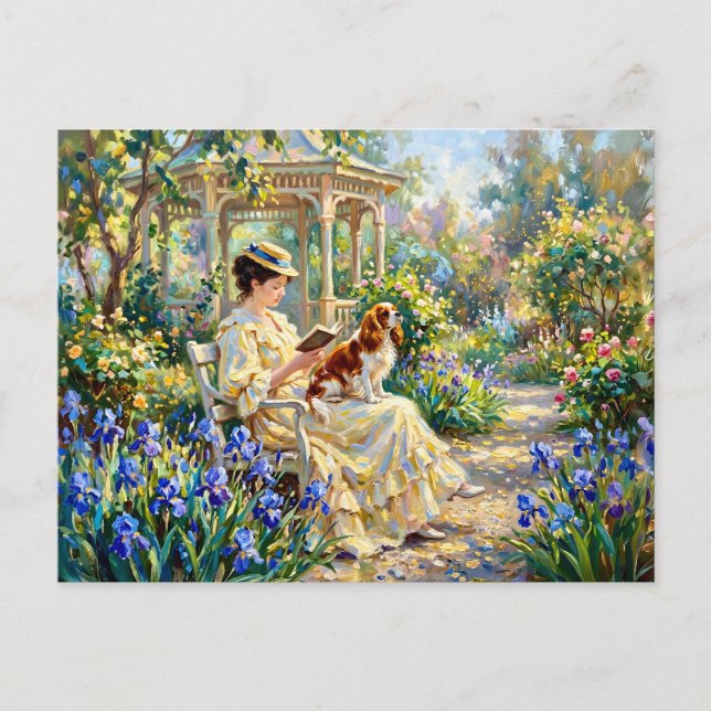 Frau beim Lesen im Garten mit Cavalier Spaniel Postkarte (Vorderseite)