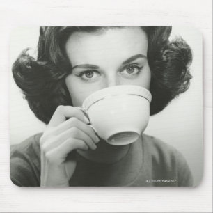 Frau beim Trinken Mousepad