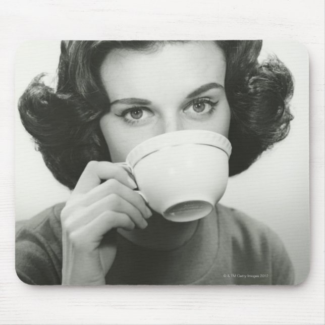 Frau beim Trinken Mousepad (Vorne)