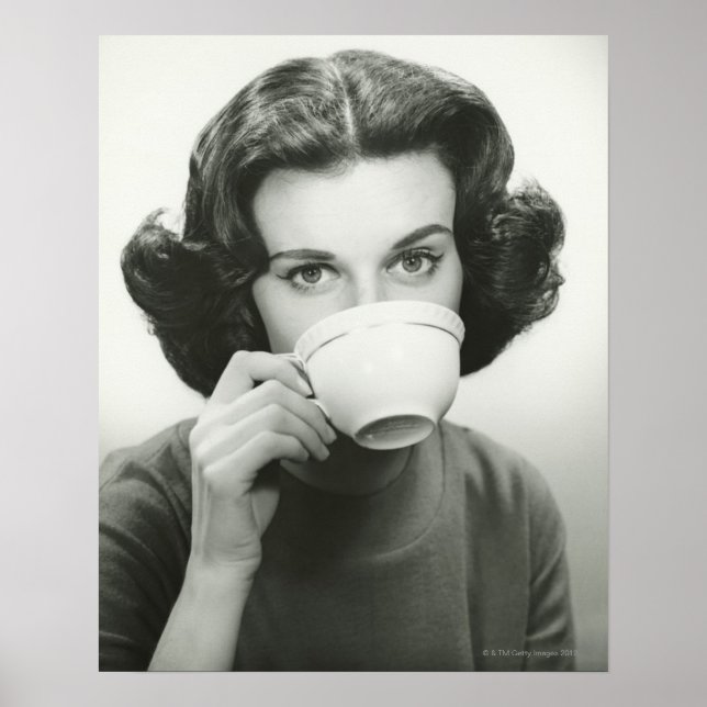 Frau beim Trinken Poster (Vorne)