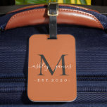 Frau Black Monogram Names Burnt Orange Gepäckanhänger<br><div class="desc">Chic, modern und einfach mit Monogramm Gepäckanhänger mit dem Text Mr. und Mrs. in weißer, eleganter Schrift Kalligraphie auf einem verbrannten orangen Hintergrund mit Ihrem Monogramm in Jetschwarz. Fügen Sie einfach Ihren verheirateten Namen, Jahr etabliert und Monogramm in stilvoller Typografie hinzu. Perfektes Luxusgeschenk für die Hochzeitsgäste eines frisch verheirateten Paares....</div>