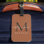 Frau Black Monogram Names TerraCotta Gepäckanhänger<br><div class="desc">Chic, modern und einfach mit Monogramm Gepäckanhänger mit dem Text Mr. und Mrs. in weißer eleganter handgeschriebener Schrift Kalligraphie auf Terrakotta Hintergrund mit Ihrem Monogramm in Jetschwarz. Fügen Sie einfach Ihren verheirateten Namen, Jahr etabliert und Monogramm in stilvoller Typografie hinzu. Perfektes Luxusgeschenk für die Hochzeitsgäste eines frisch verheirateten Paares. Exklusiv...</div>