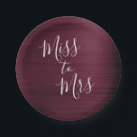 Frau Brautparty Party Burgundy Pappteller<br><div class="desc">Herbst oder Herbst Von Miss zu Brautparty oder Junggeselinnen-Abschied Burgundy Lila elegante Imitate Folien metallische Papier Teller. Die From Miss to Mrs Paper Teller verwenden den beliebten Cranberry Marsala Hintergrund und weiße Typografie. Diese Papiertafel ist Teil einer Miss an Mrs. Collection, wenn Sie passende Artikel benötigen. Wenn Sie ein individuelles...</div>