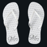 Frau Bridal Elegant Wedding Day Womens White Flip Flops<br><div class="desc">Frau Bridal Elegant Wedding Day Womens White Flip Flops Gehen Sie bequem und stilvoll, nachdem Sie sagen "I do" an Ihrem großen Tag! Wechseln Sie in ein Paar von trendigen eleganten weißen Flip Flops mit dünnen Tongriemen und "Mrs." in grauem Drehbuch und hellgrauen Polka Punkte gemustert auf jedem Schuh. Passen...</div>
