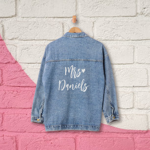 Frau Brides nennt weiße Typografie und Herzverheir Jeansjacke