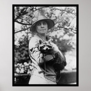Frau Calvin Coolidge mit ihrem Raccoon 1923 Poster