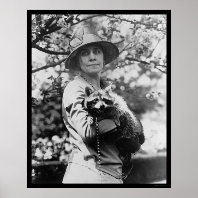 Frau Calvin Coolidge mit ihrem Raccoon 1923 Poster (Vorne)