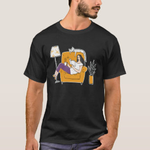 Frau chillt auf einem Sofa mit einer Katze, die si T-Shirt