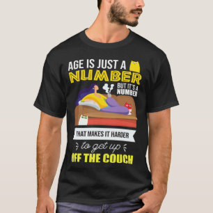 Frau chillt auf einem Sofa mit einer Katze, die si T-Shirt