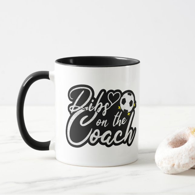 Frau des Fußballtrainers hat Vorrang auf den Train Tasse (Mit Donut)