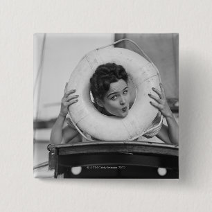 Frau, die 3 aufwirft button