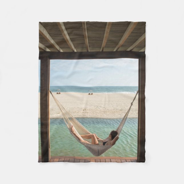 Frau, die auf eine Hängematte in einem kleinen Fleecedecke (Vorderseite)