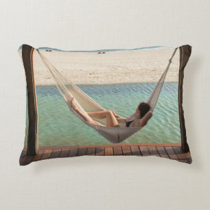 Frau, die auf eine Hängematte in einem kleinen Zierkissen