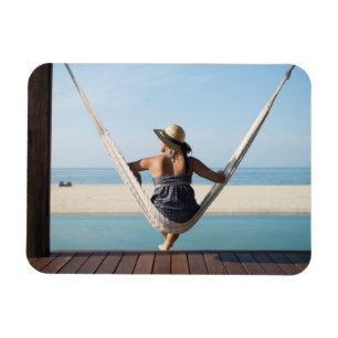 Frau, die auf einer Hängematte in einem kleinen Magnet