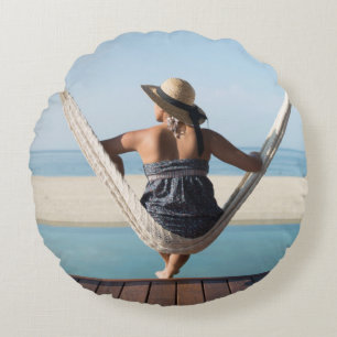 Frau, die auf einer Hängematte in einem kleinen Rundes Kissen