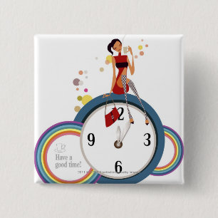 Frau, die auf einer Uhr sitzt und eine Teeschale Button