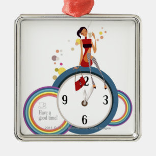 Frau, die auf einer Uhr sitzt und eine Teeschale Silbernes Ornament