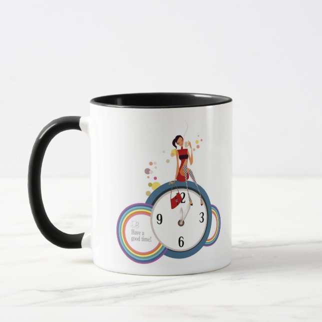 Frau, die auf einer Uhr sitzt und eine Teeschale Tasse (Links)