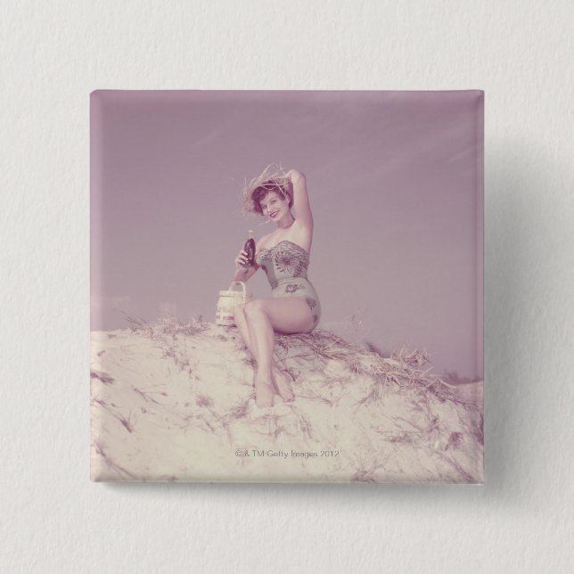 Frau, die auf Strand sich entspannt Button (Vorderseite)
