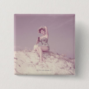 Frau, die auf Strand sich entspannt Button