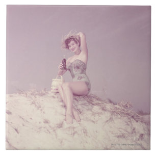 Frau, die auf Strand sich entspannt Fliese