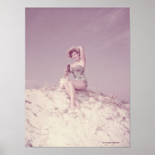 Frau, die auf Strand sich entspannt Poster