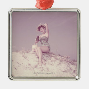 Frau, die auf Strand sich entspannt Silbernes Ornament