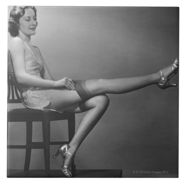 Frau, die auf Stuhl sitzt Fliese (Vorderseite)