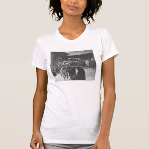 Frau, die Bären füttert T-Shirt
