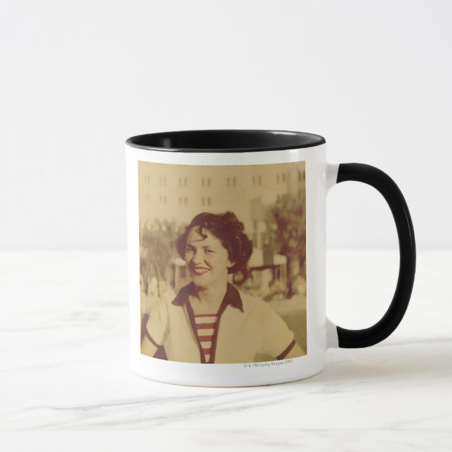 Frau, die draußen sitzt tasse (Rechts)