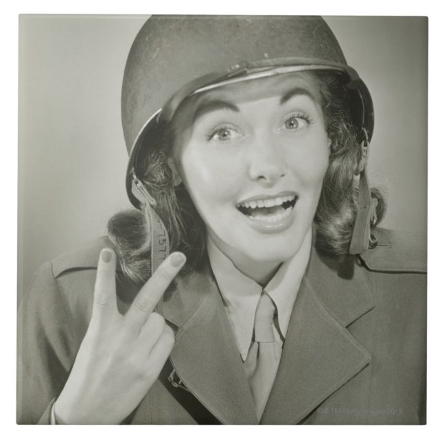 Frau, die einen Armee-Sturzhelm trägt Fliese (Vorderseite)