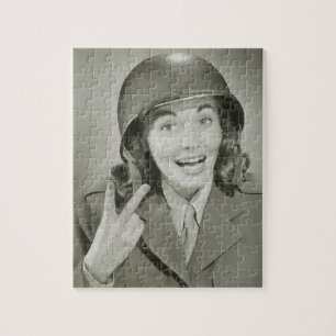 Frau, die einen Armee-Sturzhelm trägt Puzzle