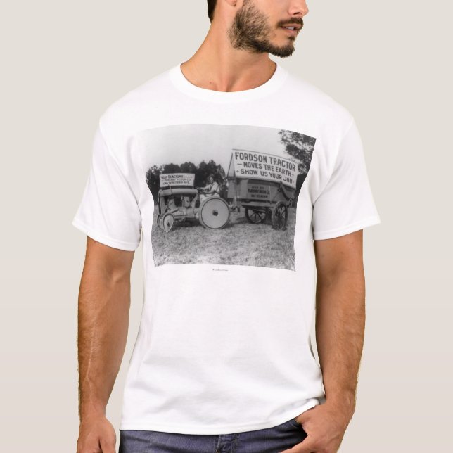 Frau, die Fordson Traktor-Fotografie fährt T-Shirt (Vorderseite)