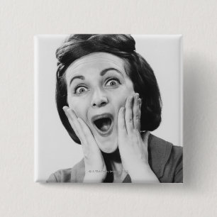 Frau, die Gesicht macht Button