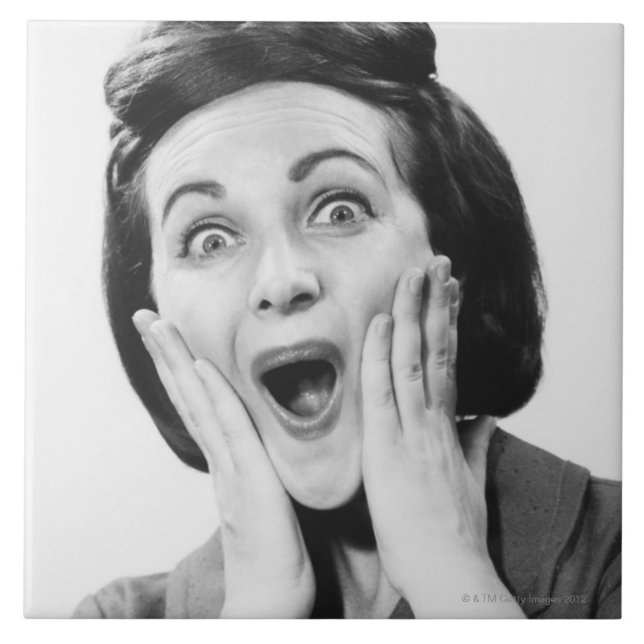 Frau, die Gesicht macht Fliese (Vorderseite)