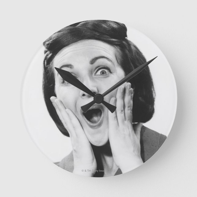 Frau, die Gesicht macht Runde Wanduhr (Vorderseite)