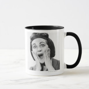 Frau, die Gesicht macht Tasse