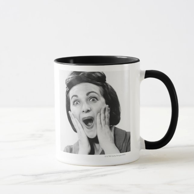 Frau, die Gesicht macht Tasse (Rechts)