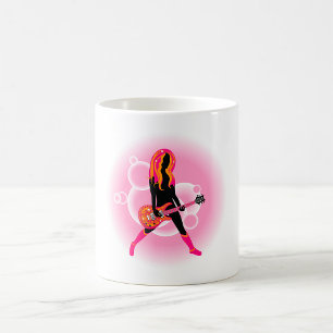 Frau, die Gitarre spielt Kaffeetasse